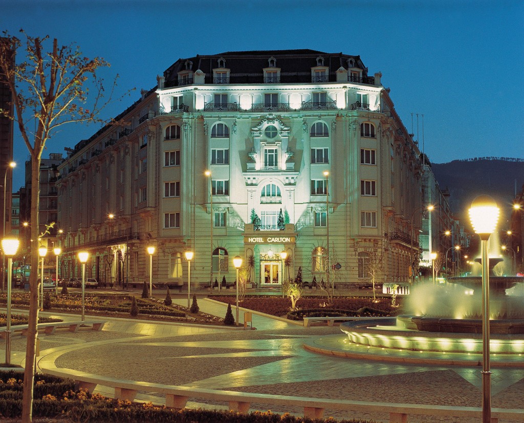 hotel carlton bilbao fachada noche